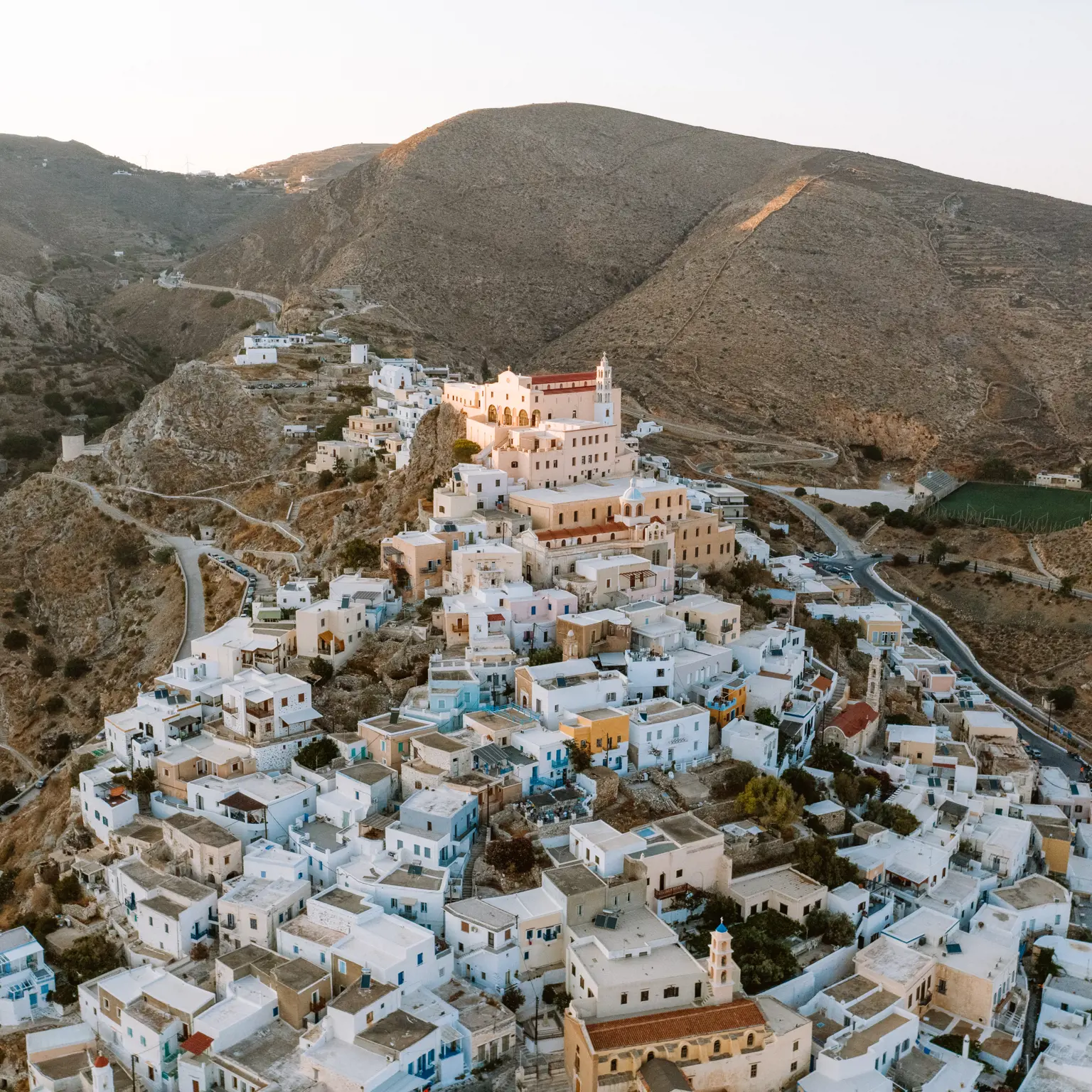 Spaziere durch das charmante Dorf Syros